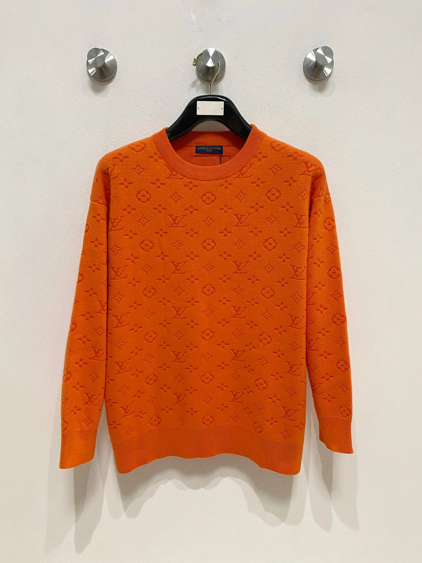 🅿️440 LV 2025 new wool blended round neck long sleeve sweater cardigan bottoming sweater, high-end version! The custom-made fabrics at the counter are highly breathable and comfortable, with impeccable details and brand element design concepts, reflecting high quality. It feels delicate and soft! It presents a casual cut and the upper body shape is great! 🐉Code size: M-3XL